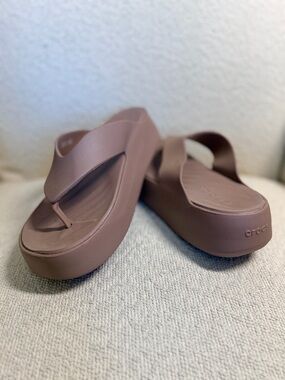 CROCS Platform Flip Sandals in Mauve size 9